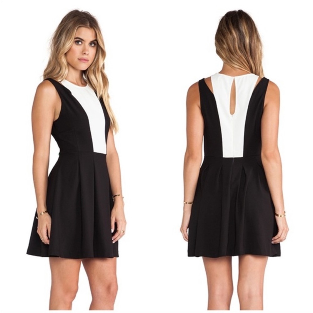 Jack by BB Dakota black/white Color block skater dress Keyhole back Pleated